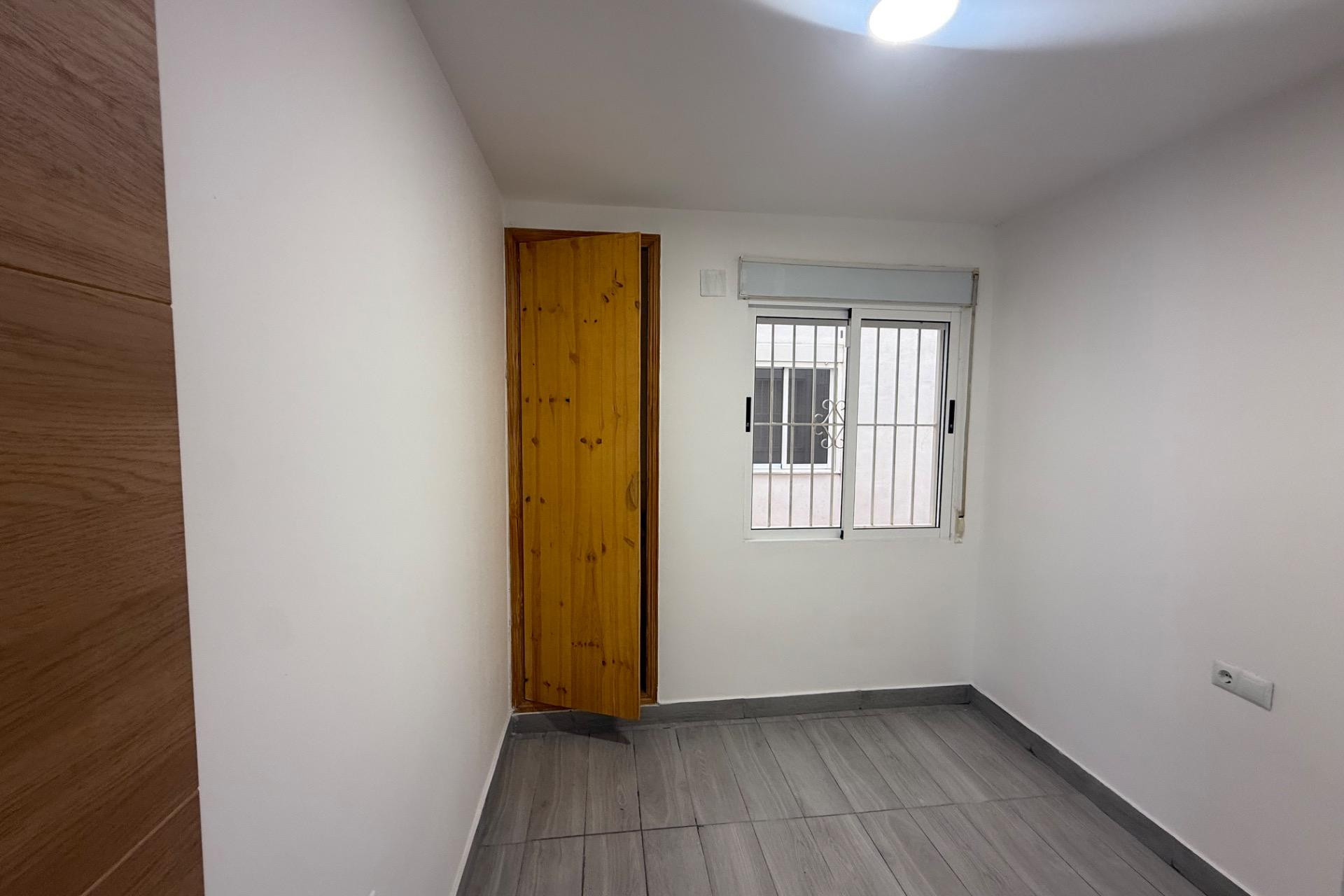 Herverkoop - Apartment - Torrevieja - Estacion de autobuses