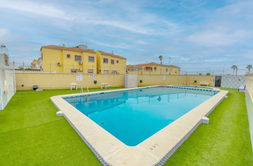 Herverkoop - Bungalow - Gelijkvloers - Torrevieja - La Siesta - El Salado - Torreta