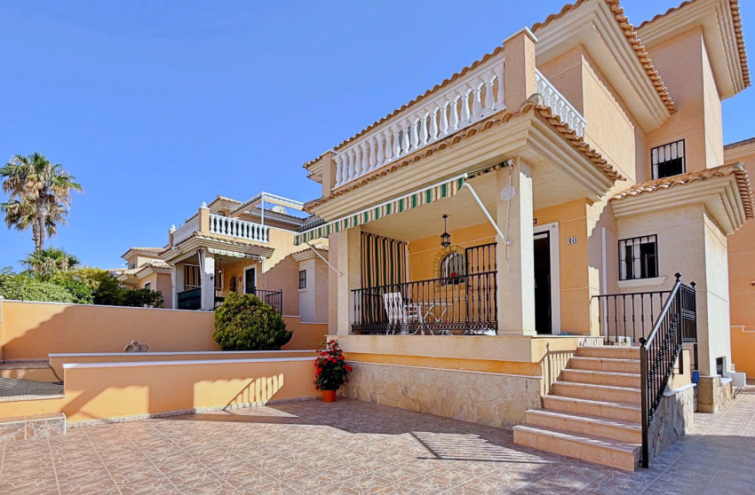 Herverkoop - Detached Villa - Orihuela Costa - Punta Prima