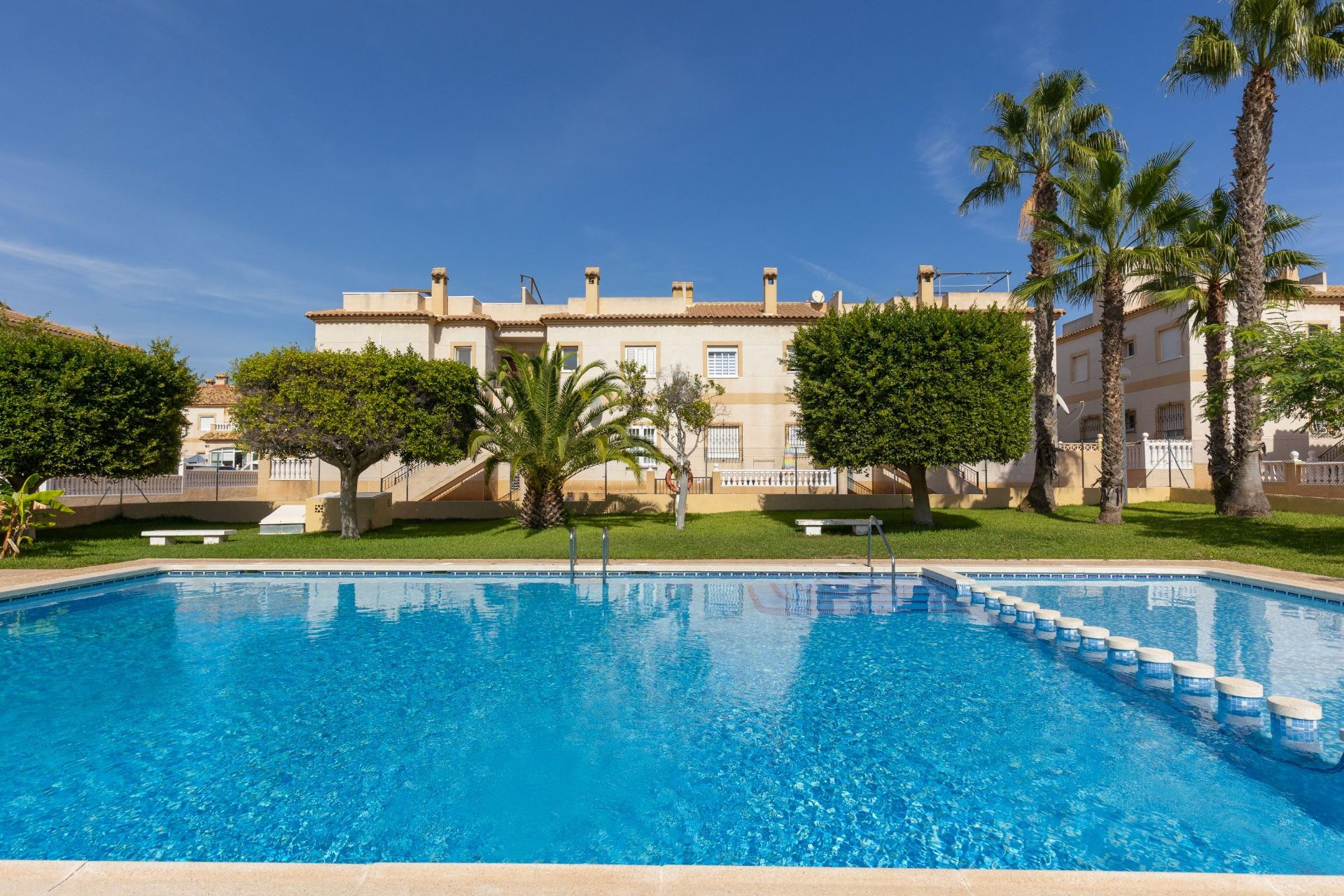 Location à long terme - Bungalow - Rez-de-chaussée - Torrevieja - Zona los Frutales