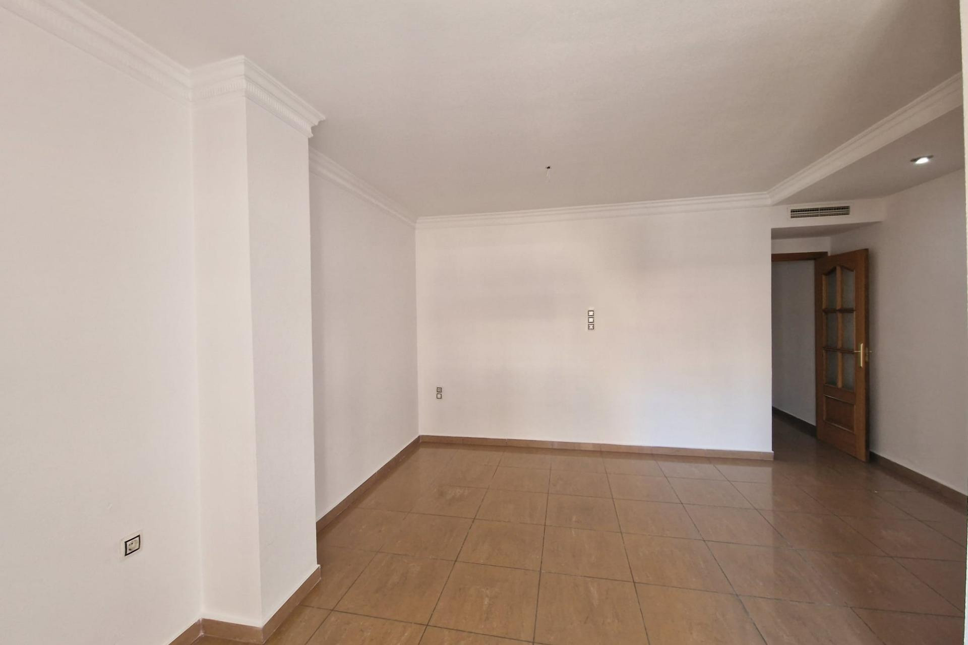 Resale - Apartment - Torrevieja - Paseo maritimo