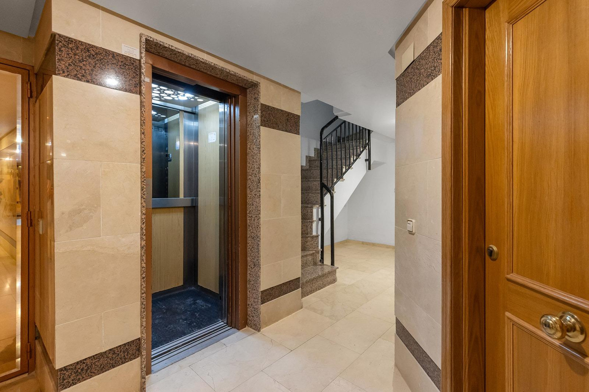 Resale - Apartment - Torrevieja - Paseo maritimo