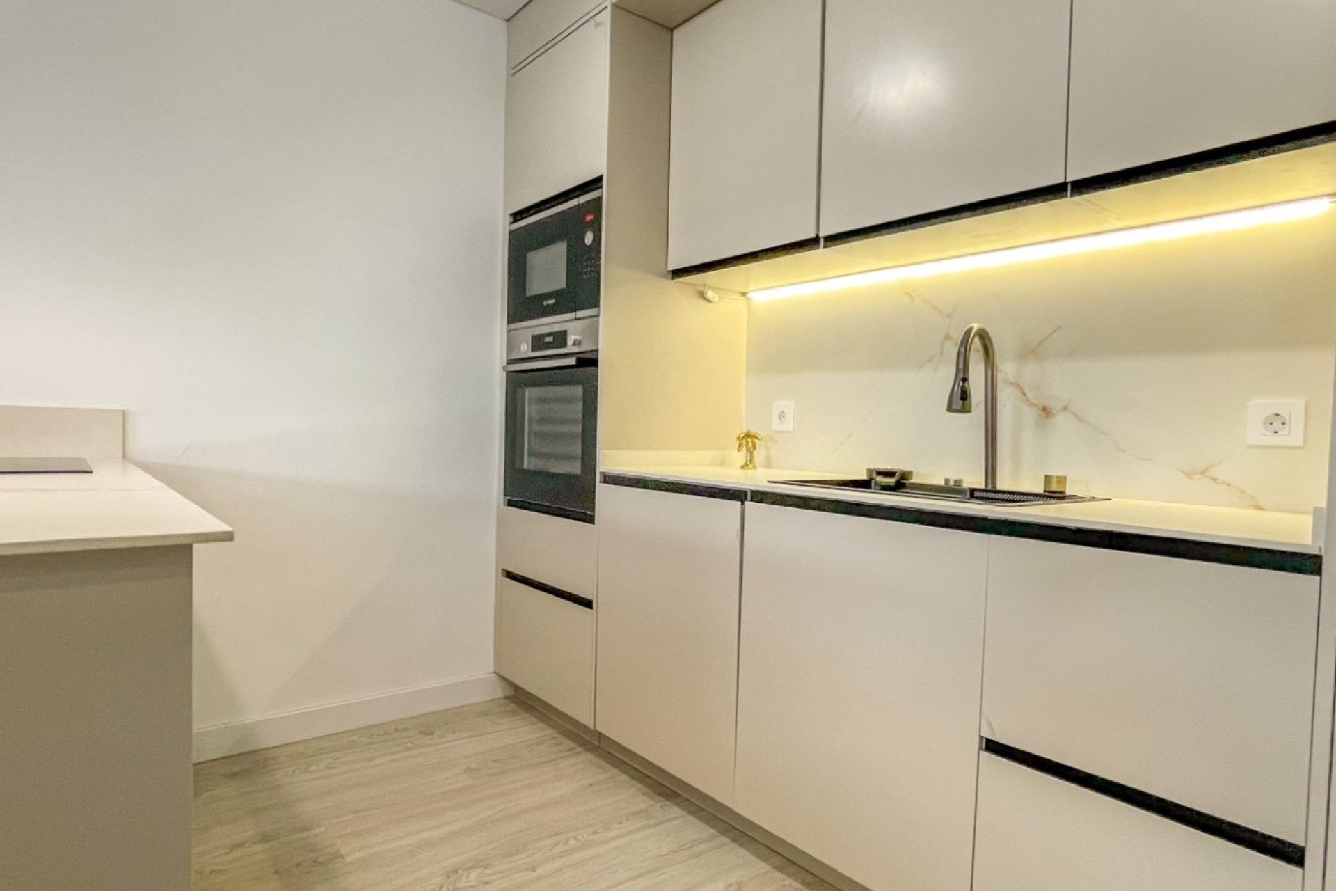 Resale - Apartment - Torrevieja - Playa Acequion
