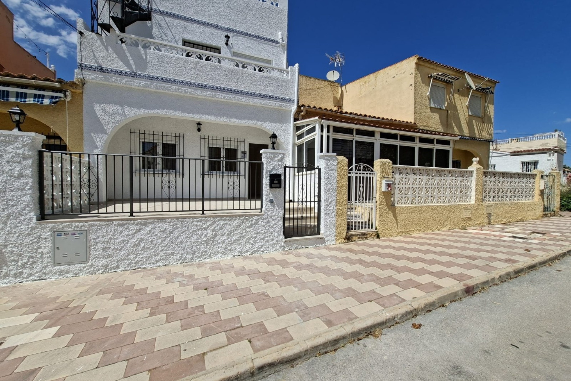 Resale - Townhouse - La Marina - La Marina - Urbanization