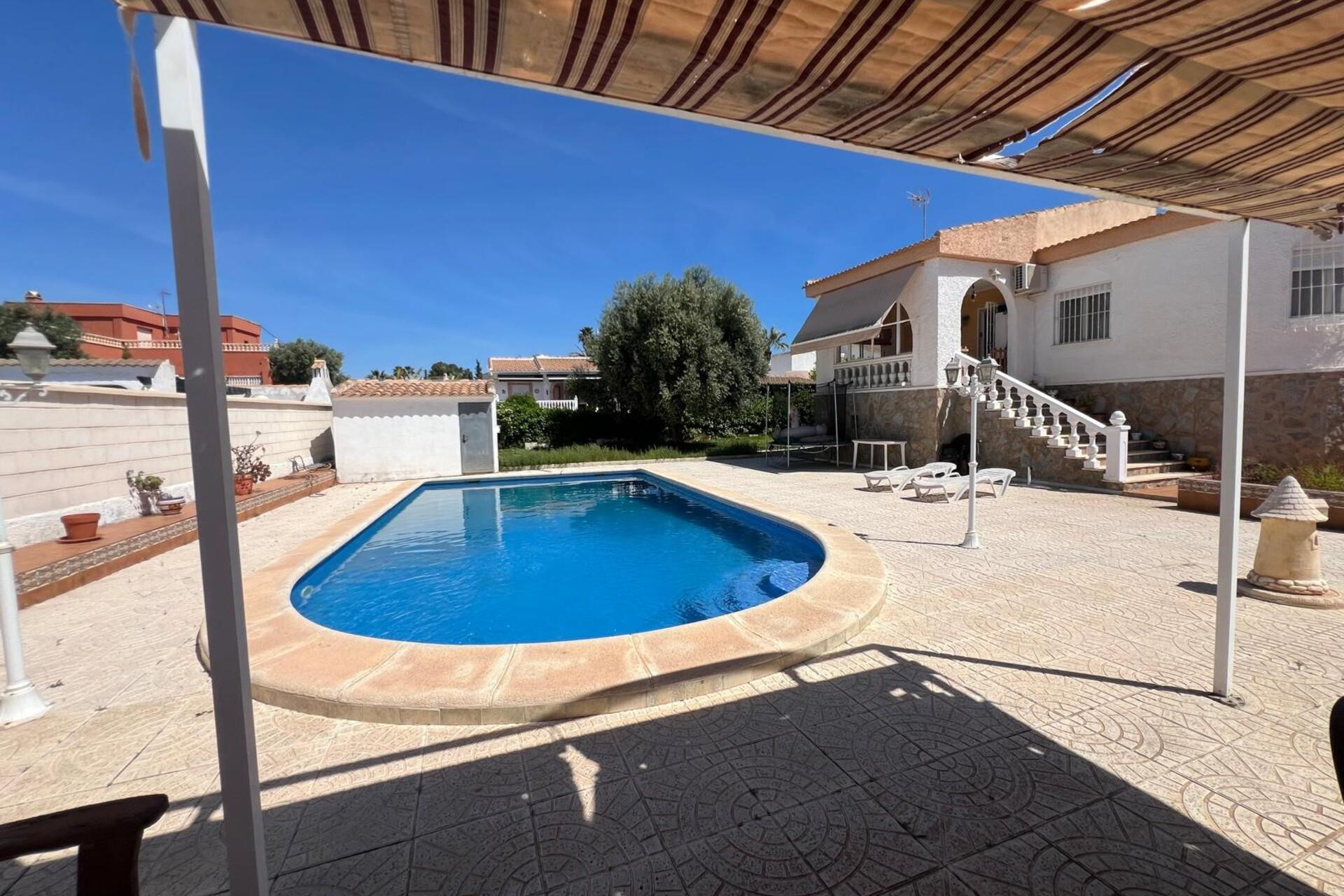 Resale - Villa - Torrevieja - La Siesta - El Salado - Torreta