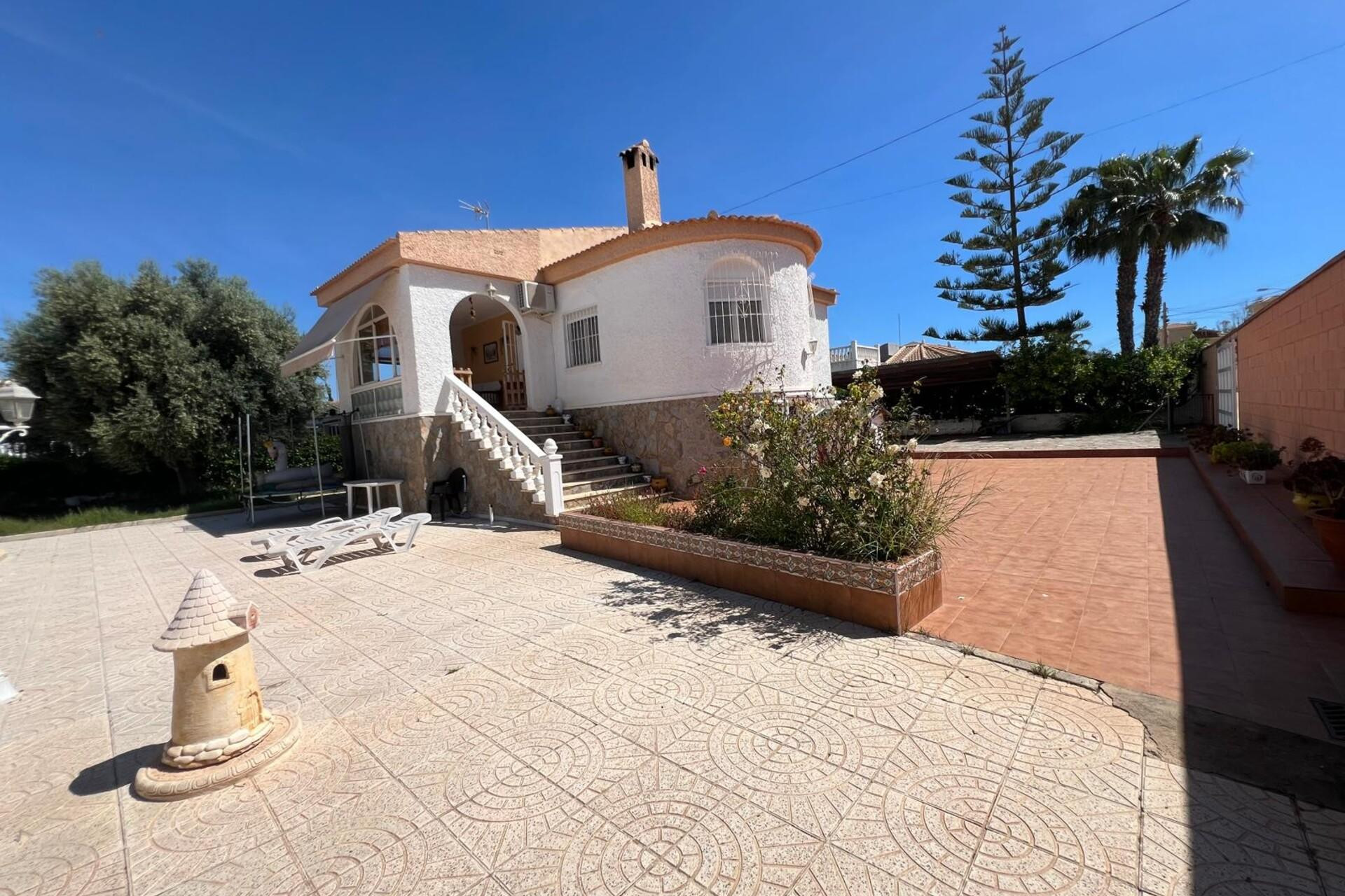 Resale - Villa - Torrevieja - La Siesta - El Salado - Torreta