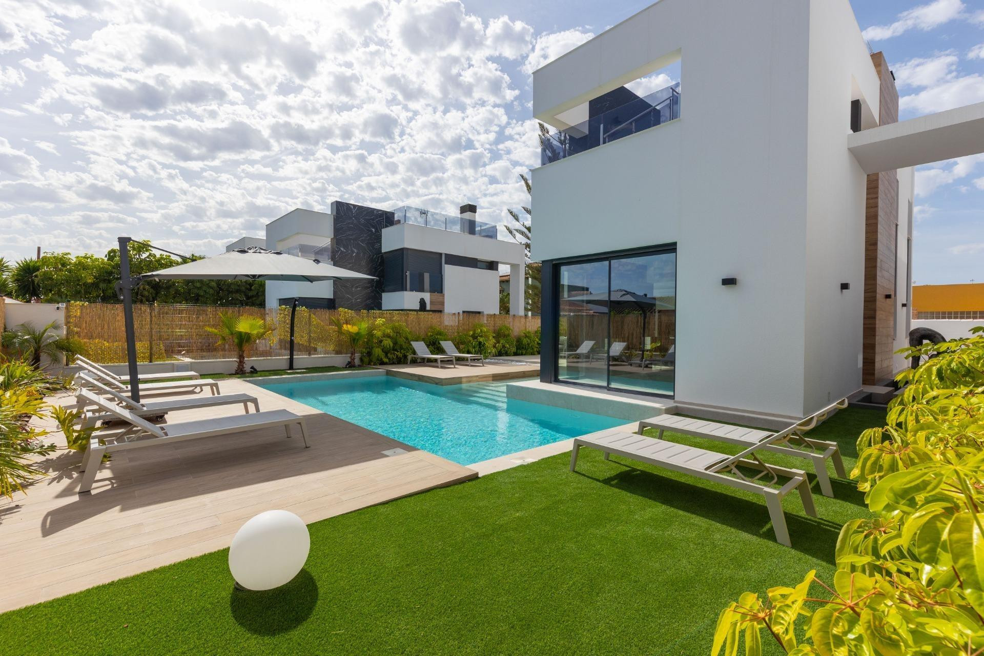Resale - Villa - Torrevieja - La Siesta - El Salado - Torreta