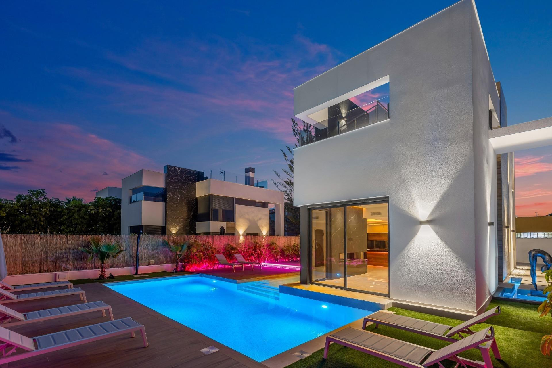 Resale - Villa - Torrevieja - La Siesta - El Salado - Torreta