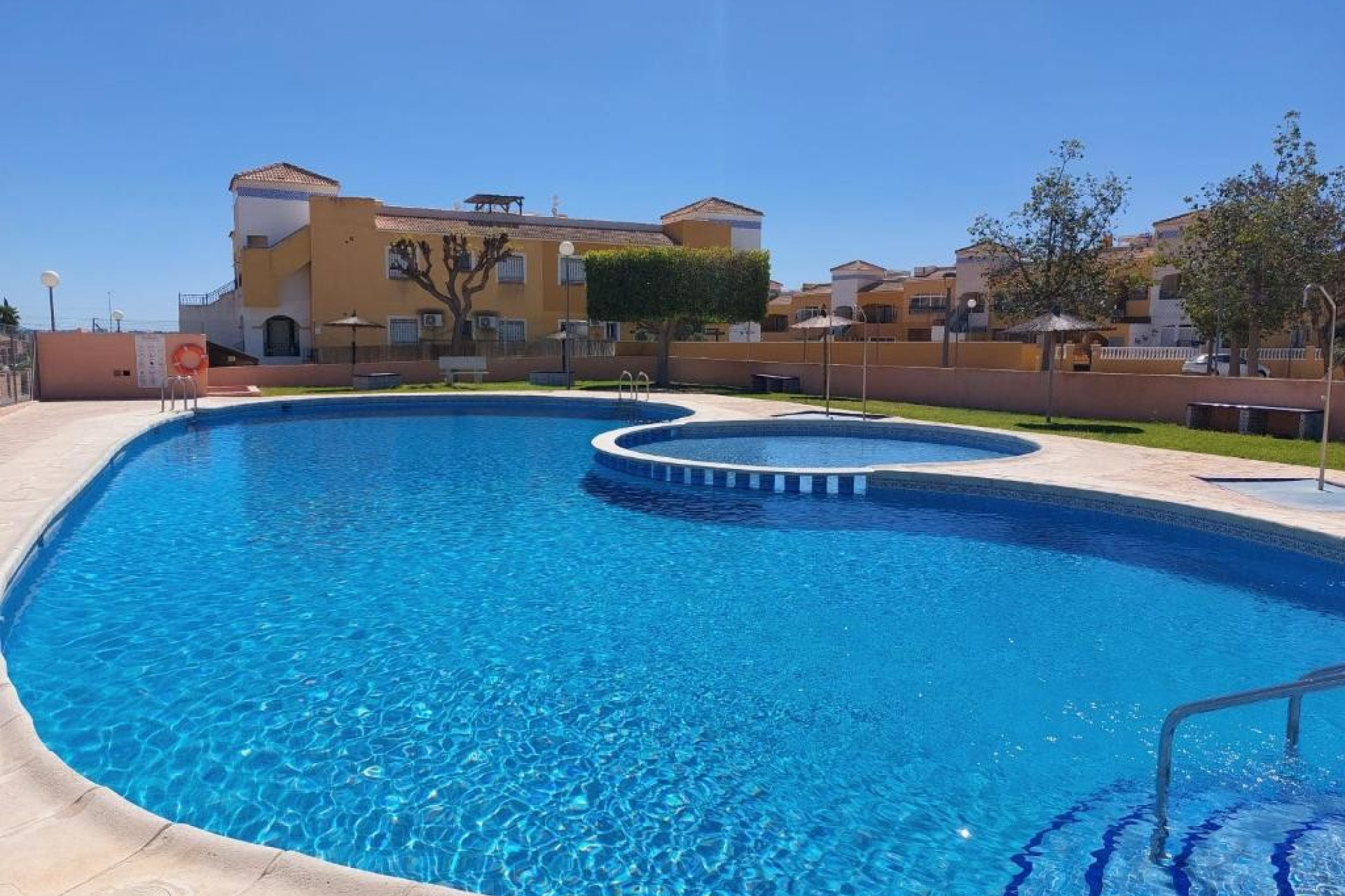 Reventa - Apartamento - Sin dormitorio - Los Montesinos - La Herrada