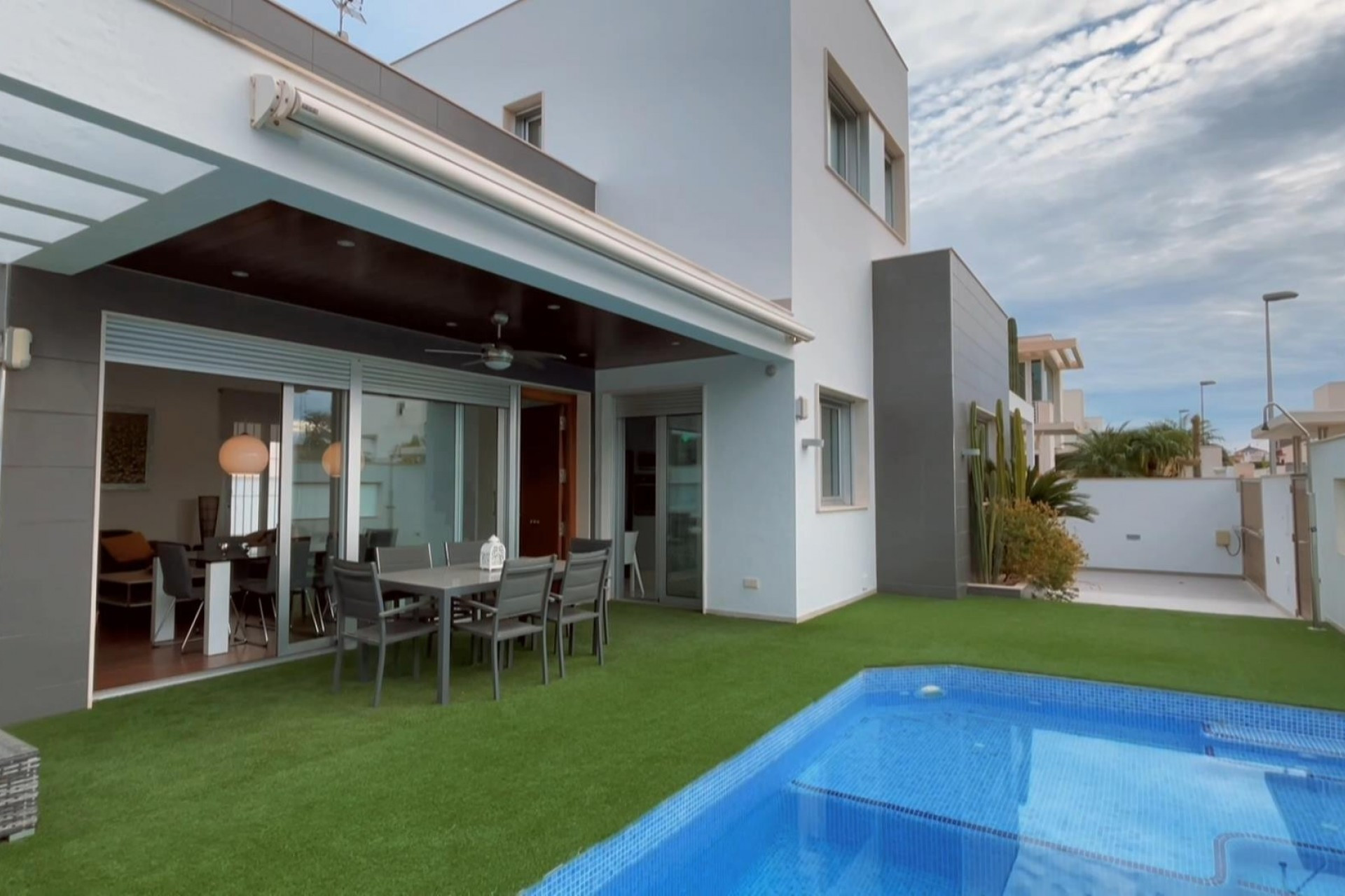 Revente - Detached House / Villa - Mil Palmeras