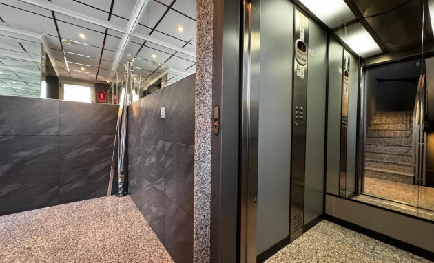 Herverkoop - Building - Torrevieja - Playa del cura