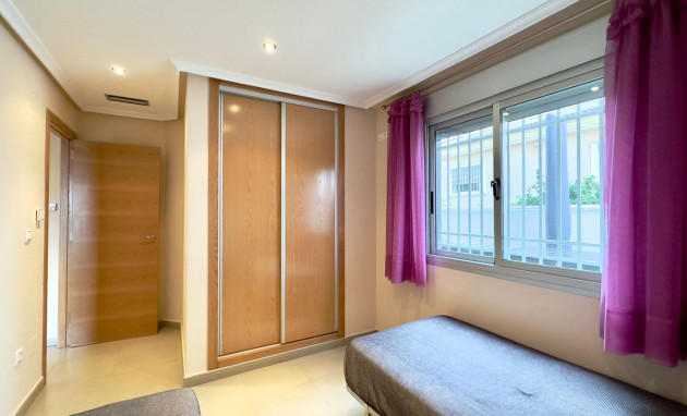 Herverkoop - Building - Torrevieja - Playa del cura