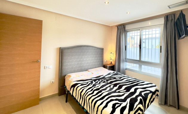 Herverkoop - Building - Torrevieja - Playa del cura