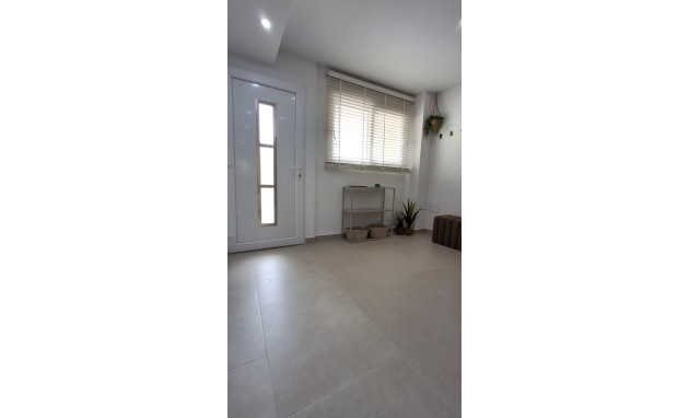 Resale - Apartment - Torrevieja - Playa Acequion