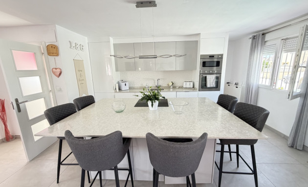 Herverkoop - Detached Villa - San Miguel de Salinas - Lake View Mansions