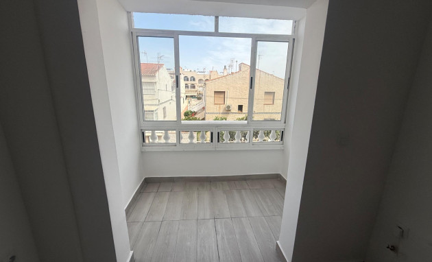 Herverkoop - Apartment - Torrevieja - Estacion de autobuses