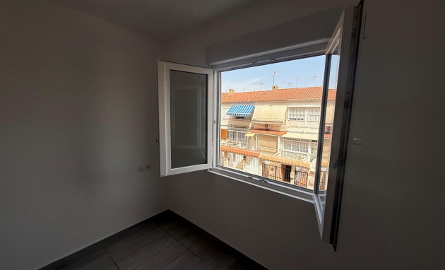 Herverkoop - Apartment - Torrevieja - Estacion de autobuses